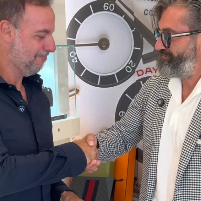 Instagram post by @danieledimurro for MONDANIWEB. Caption reads: Le trattative silenziose…😂 @danieledimurro....