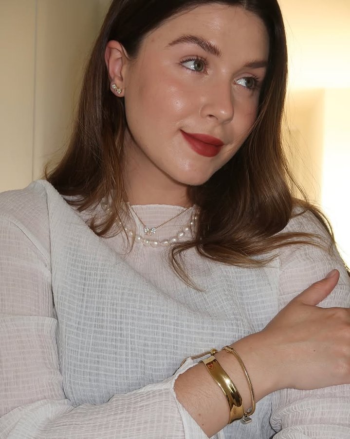 Instagram post by @ashowens_ for Pandora. Caption reads: [...] collection from @theofficialpandora. Special....