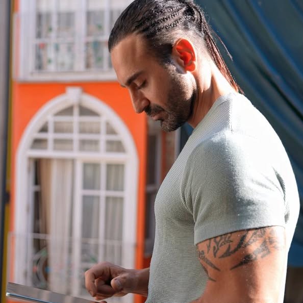 Instagram post by @kerimsavassari for Huawei Mobile France. Caption reads: Oyunun en heyecanlı yerinde kopan internet mi?....