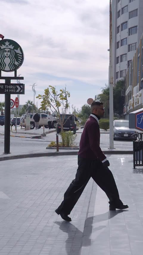 Instagram post by @obk_8 for Starbucks. Caption reads: [...] part of the day starts here ☕️
Starbucks....