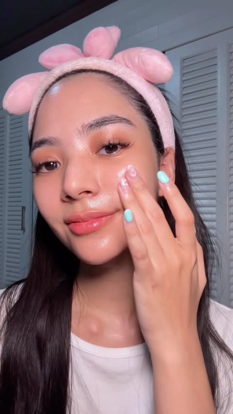 Instagram post by @nurseknt for Glad2Glow Thai. Caption reads: Night routine for youthful, glowing skin.🛏️✨....