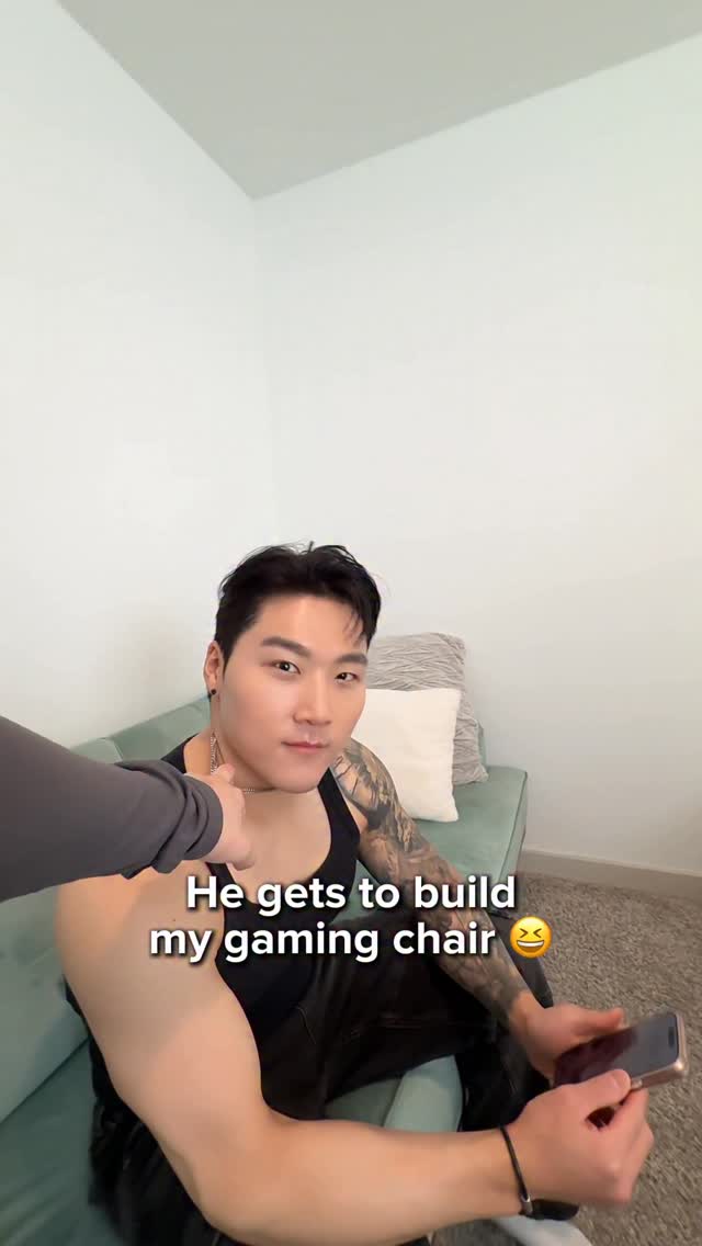 Instagram post by @thekoreanhulk for AndaSeat. Caption reads: [...] this Kaiser 4 Gaming Chair from....