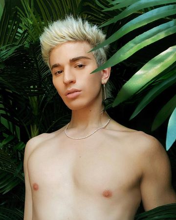 Instagram post by @ageofaquaria for LaserAway. Caption reads: 🌴🌇 gotta make sure my skin is summer ready even....