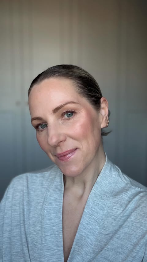 Instagram post by @rutlandgirlfashionstyle for bareMinerals. Caption reads: [...] @uklash Brown pencil & Mascara @bareminerals....