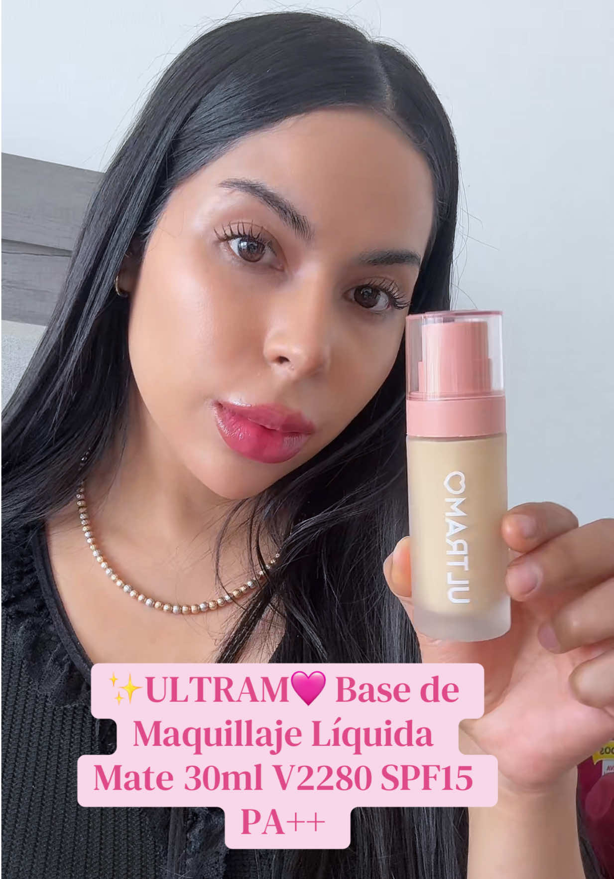 TikTok post by @denissepelinegra for Ultramo. Caption reads: @Ultramo-Selected #ultramo #basedemaquillaje [...].