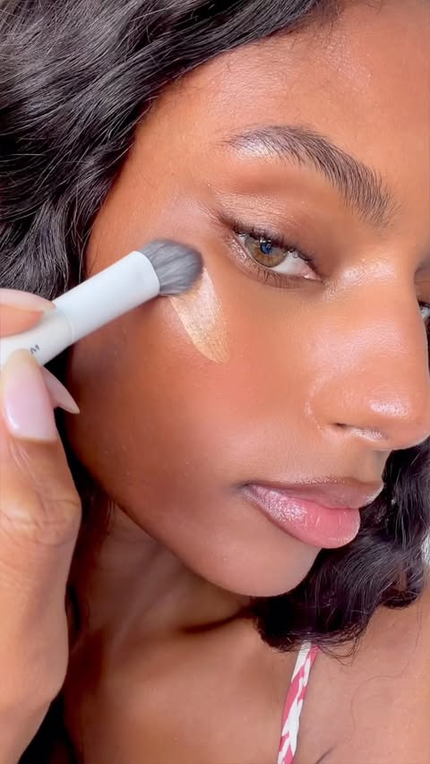 Instagram post by @sydneyjharper for Morphe. Caption reads: [...] little Ray of sunshine for the skin ☀️✨....