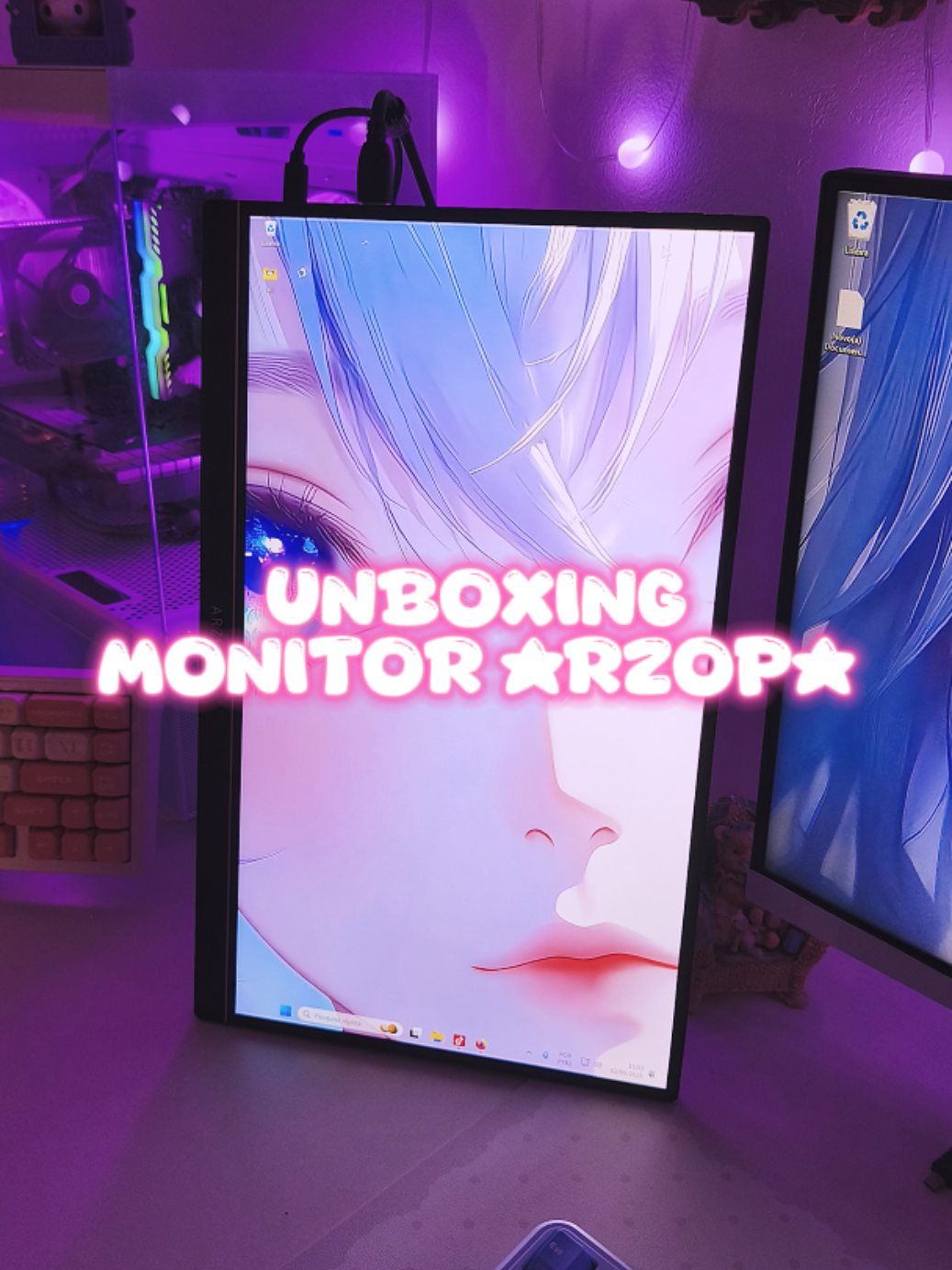 TikTok post by @momorlx for ARZOPA. Caption reads: Monitor portátil da @ARZOPA BR 🩷 To amando usar....