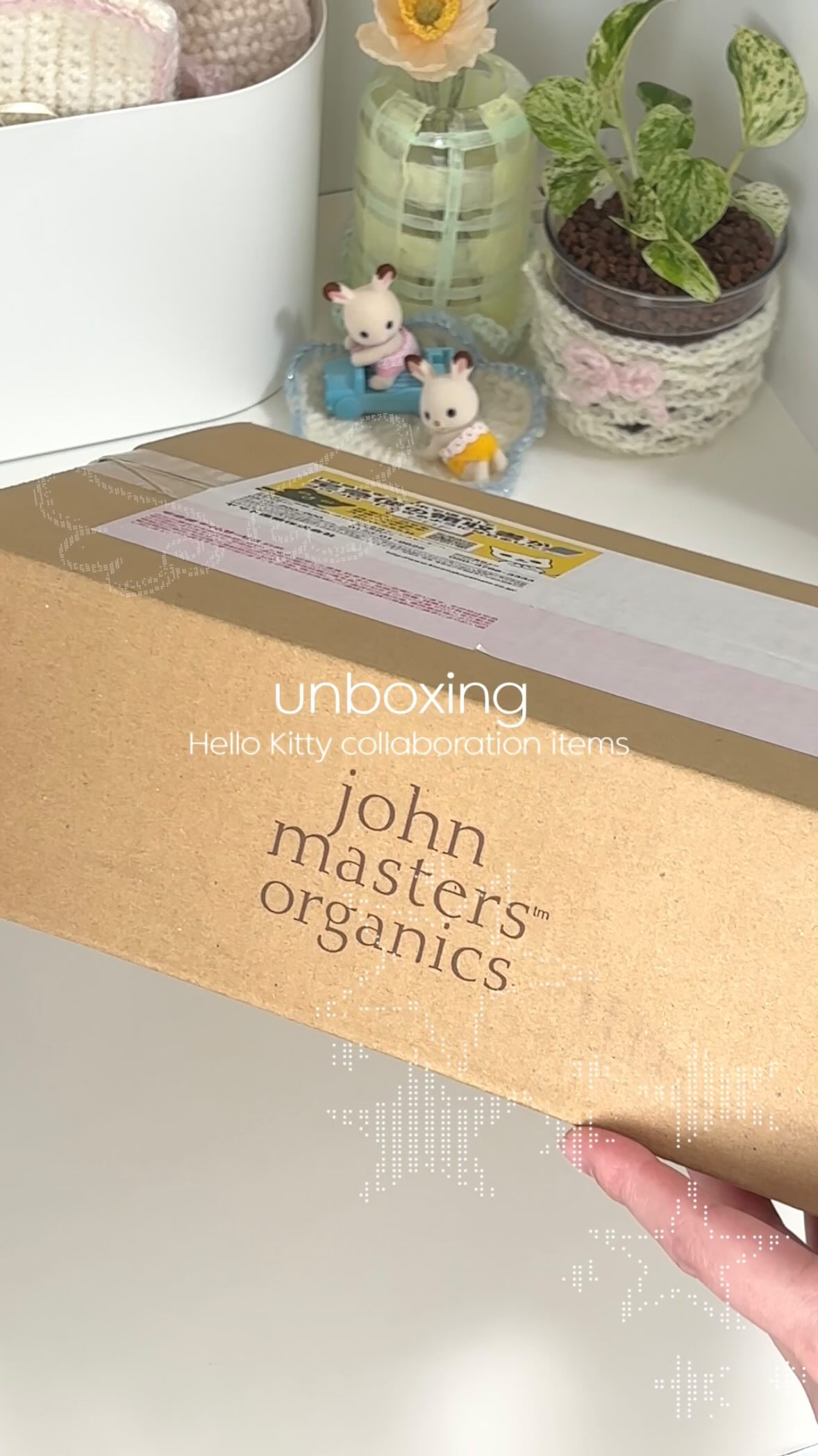Instagram post by @_haru_pp for John Masters Organics (HK). Caption reads: ジョンマスターオーガニックとハローキティが初コラボ🍎
⁡
優秀アイテムがさらに可愛くなって、
使う....