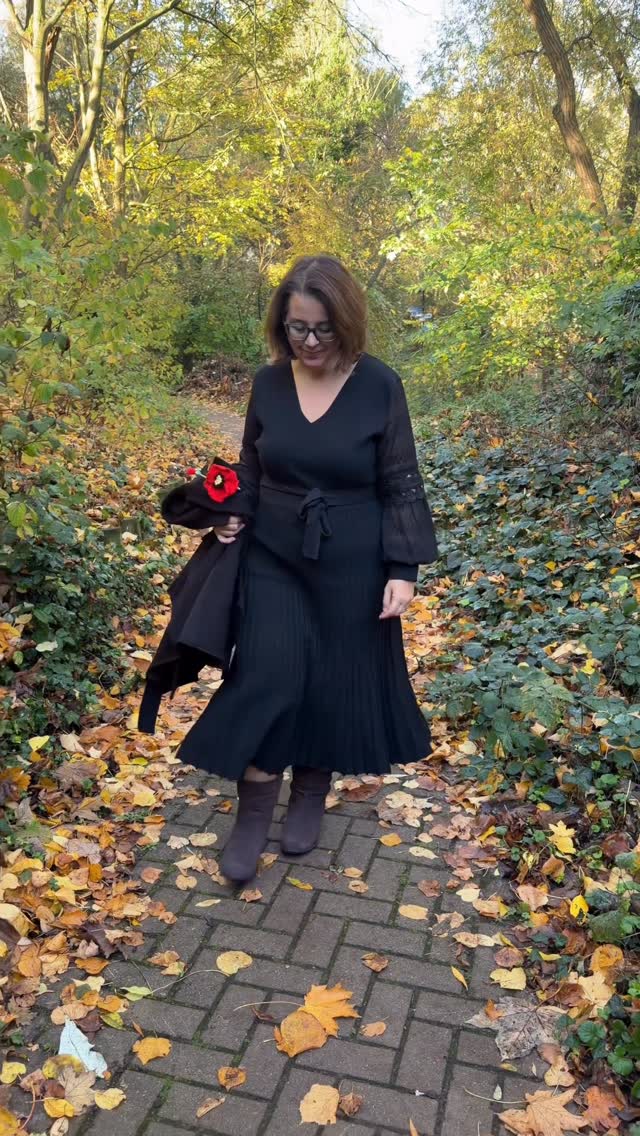 Instagram post by @whoisthatlondonmum for Izabel London. Caption reads: [...] loved 🥰 when I did the Unboxing

Izabel....