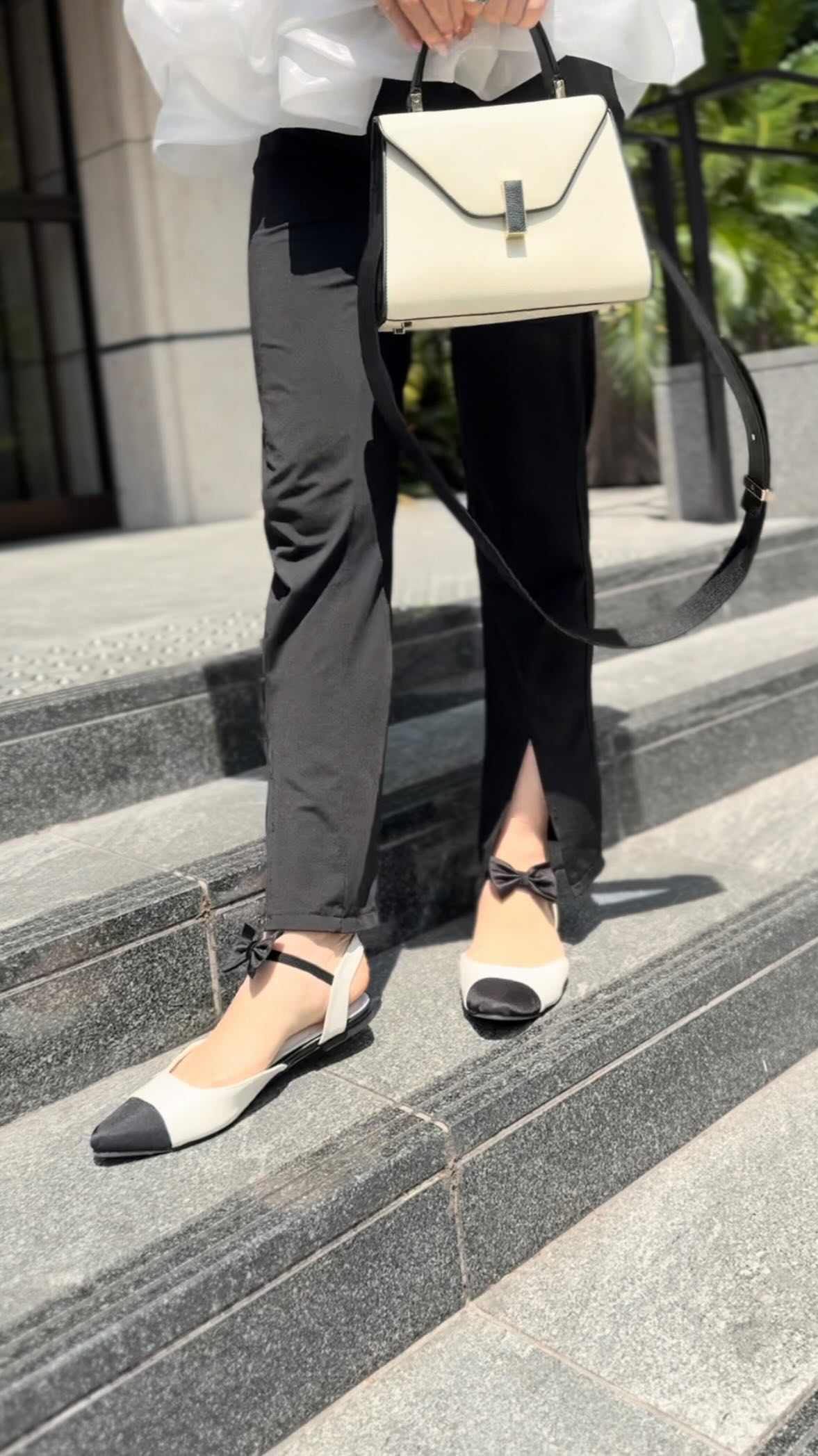 Instagram post by @mamamamadaily for Valextra. Caption reads: とことん　バイカラーコーデ🖤🤍

小物も全部バイカラー

靴は、一目惚れしました🤍
可愛いのに....