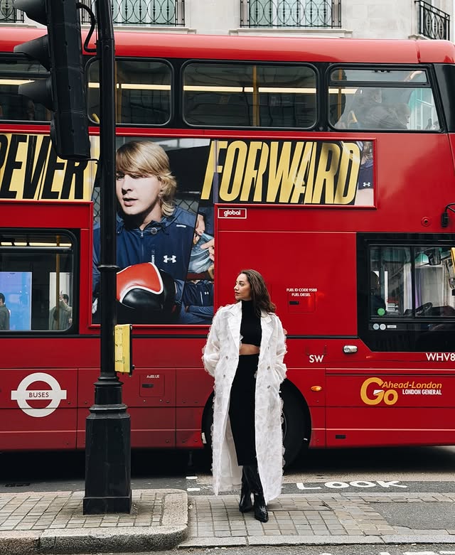 Instagram post by @ozgeozacar for Max Mara. Caption reads: London loves @maxmara ♥️

reklam.
