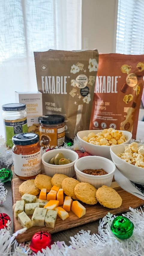 Instagram post by @lindsaylemon for EATABLE. Caption reads: Date night, but make it simple! 👌🖤
This popcorn....