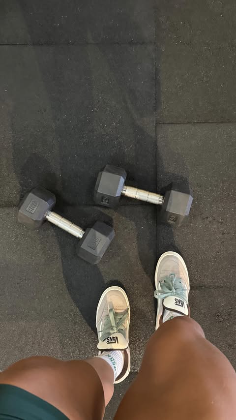 Instagram post by @raissamikaelyy for Beleza Brasileira. Caption reads: Fiquei nervosa agora, genteee 👀
Look @usevenari....