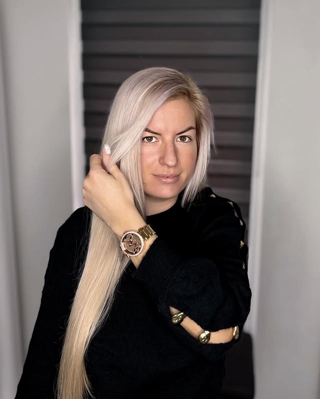 Instagram post by @kriszta.nmth for Bonprix. Caption reads: #reklám 
@bonprix 🖤

Pulcsi 🔎 92473795

#bonprix....