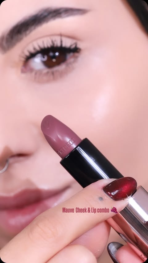 Instagram post by @nicoleblessy for Artdeco. Caption reads: [...] & guance mauve? 💖 ✨ blush couture....