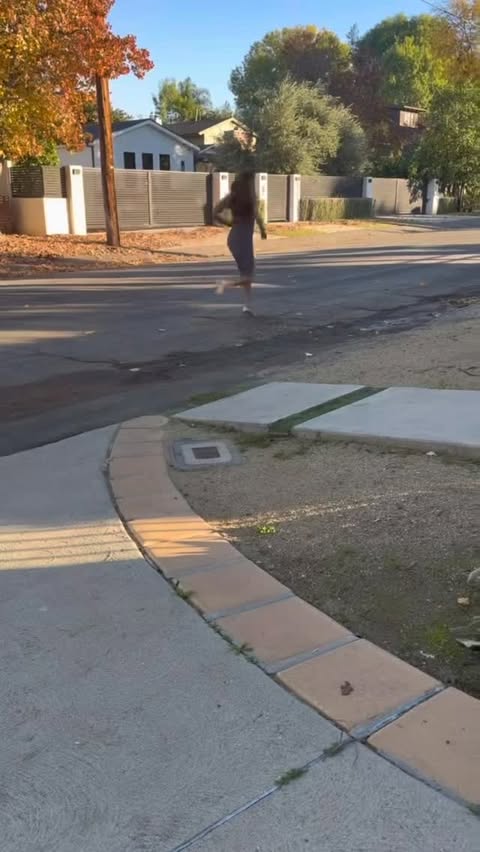 Instagram post by @sydneyleroux for RXBAR. Caption reads: #RXBARPartner Run clubs have turned into dating....