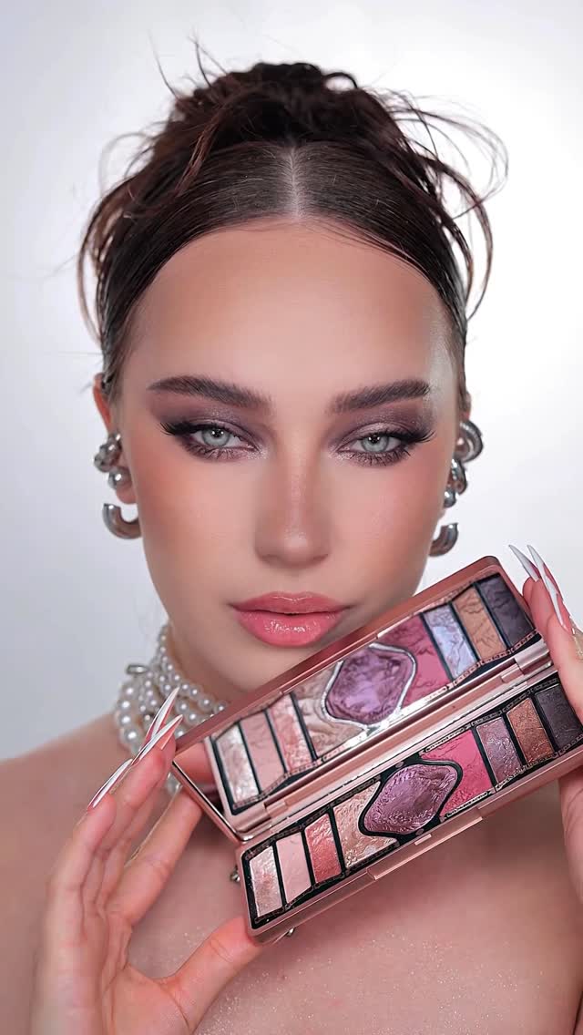 Instagram post by @gold.en_queen for Florasis. Caption reads: [...] it? 💜

Black Friday starts early with....