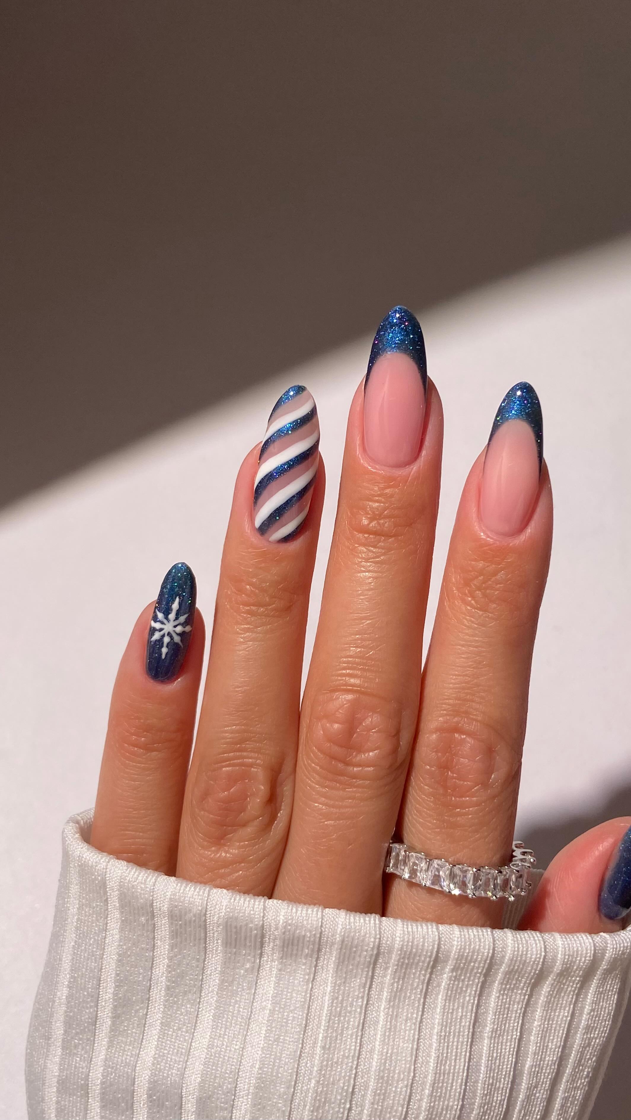 Instagram post by @vviki.mani for Semilac. Caption reads: snowflake nails 💙❄️✨🌨️
Yes or no?

@semilac 
953....