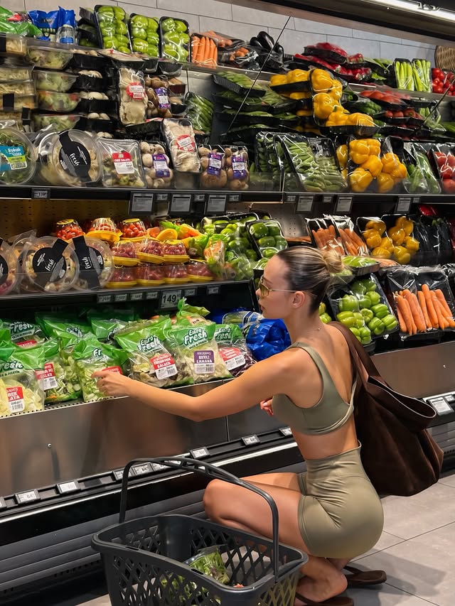 Instagram post by @ilaydaydemir for Dossha. Caption reads: greens only 🥬 @dosshaofficial #dosshacommunity....