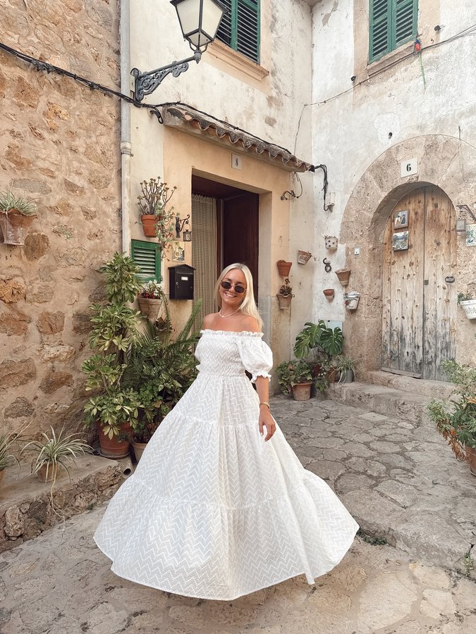 Instagram post by @mollymclean_x for OutDazl. Caption reads: [...] most gorgeous pieces for holiday....