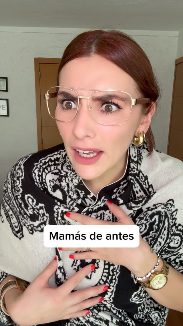 Instagram post by @holasoy.tay for Tampax. Caption reads: No detengas tus actividades diarias cuando estás....