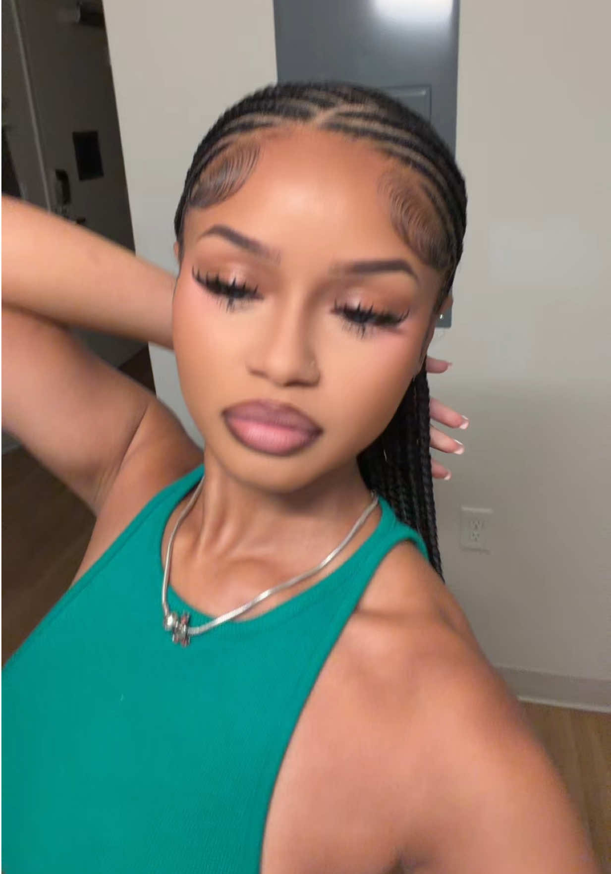 TikTok post by @_aliciamejia_ for KEYYOU SHOP. Caption reads: @KEYYOU OFFICIAL.