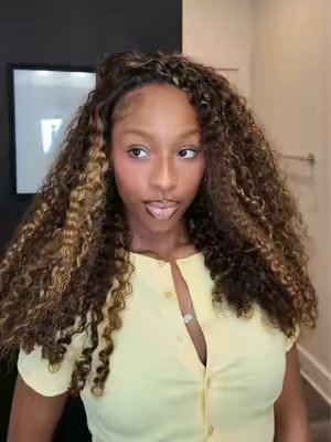 TikTok post by @ravenamour_ for Le Beauté. Caption reads: I love a good highlight 😍😍😍 @Lebeaute hair....