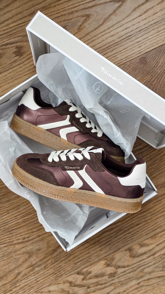 Instagram post by @sinasleben for Tamaris. Caption reads: 🤎👟✨ Kleine Details – großer....