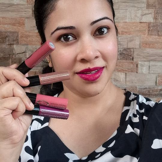 Instagram post by @navikaa_n_aditi for FASHION COLOUR. Caption reads: [...] to love this as much as I do. The....