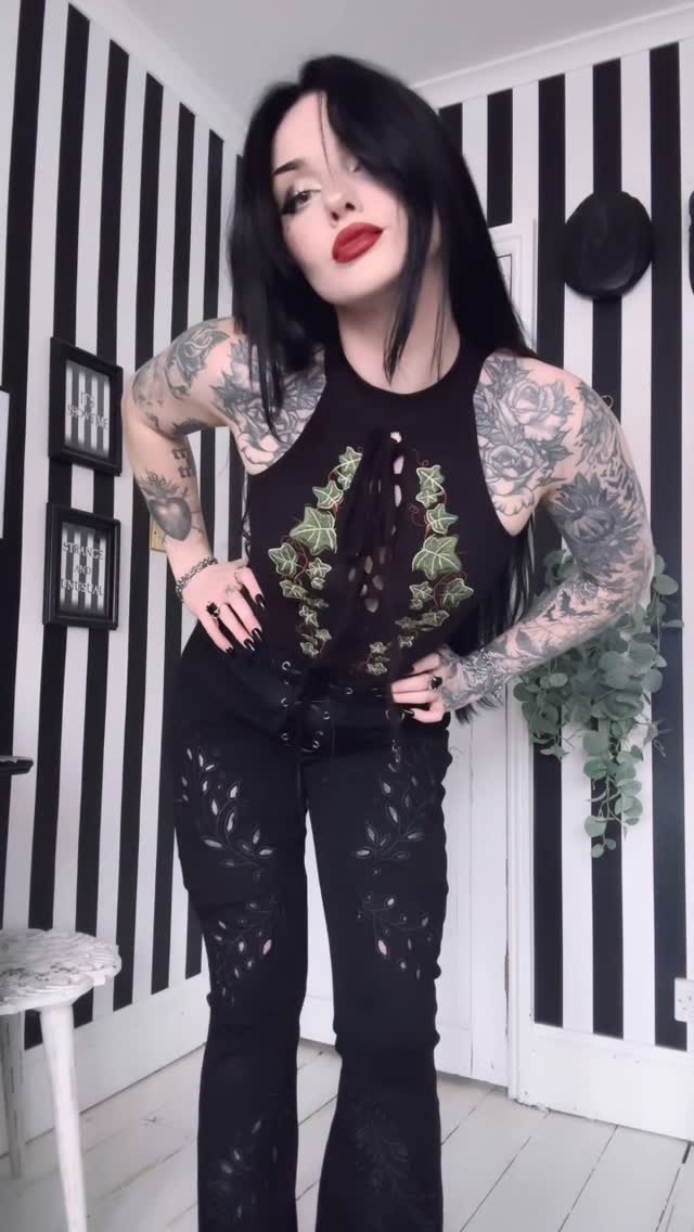 Instagram post by @zoewaterman for Restyle.pl. Caption reads: All in the details 🌿 Whole outfit is @restyle.pl....