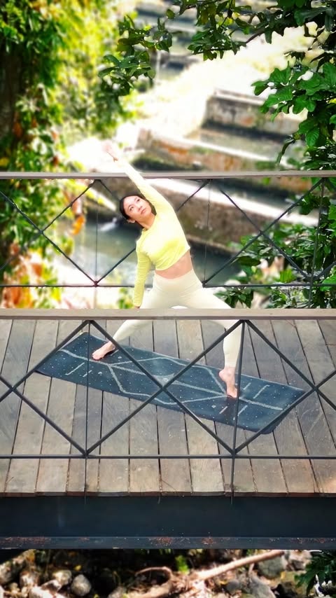 Instagram post by @liu.yanti for Alo Yoga. Caption reads: [...] you to move forward? I’m wearing @aloyoga....