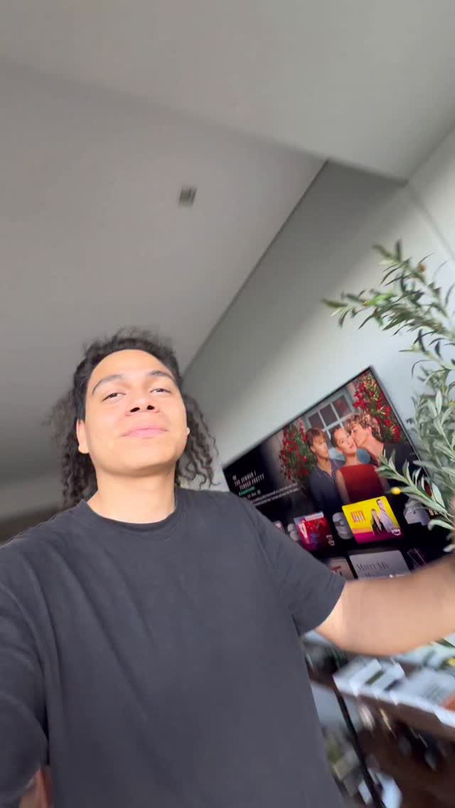 Instagram post by @gerardo_gallareta for Mercado Libre. Caption reads: Power Bank MagFlow de UGREEN
#ugreen #apple....