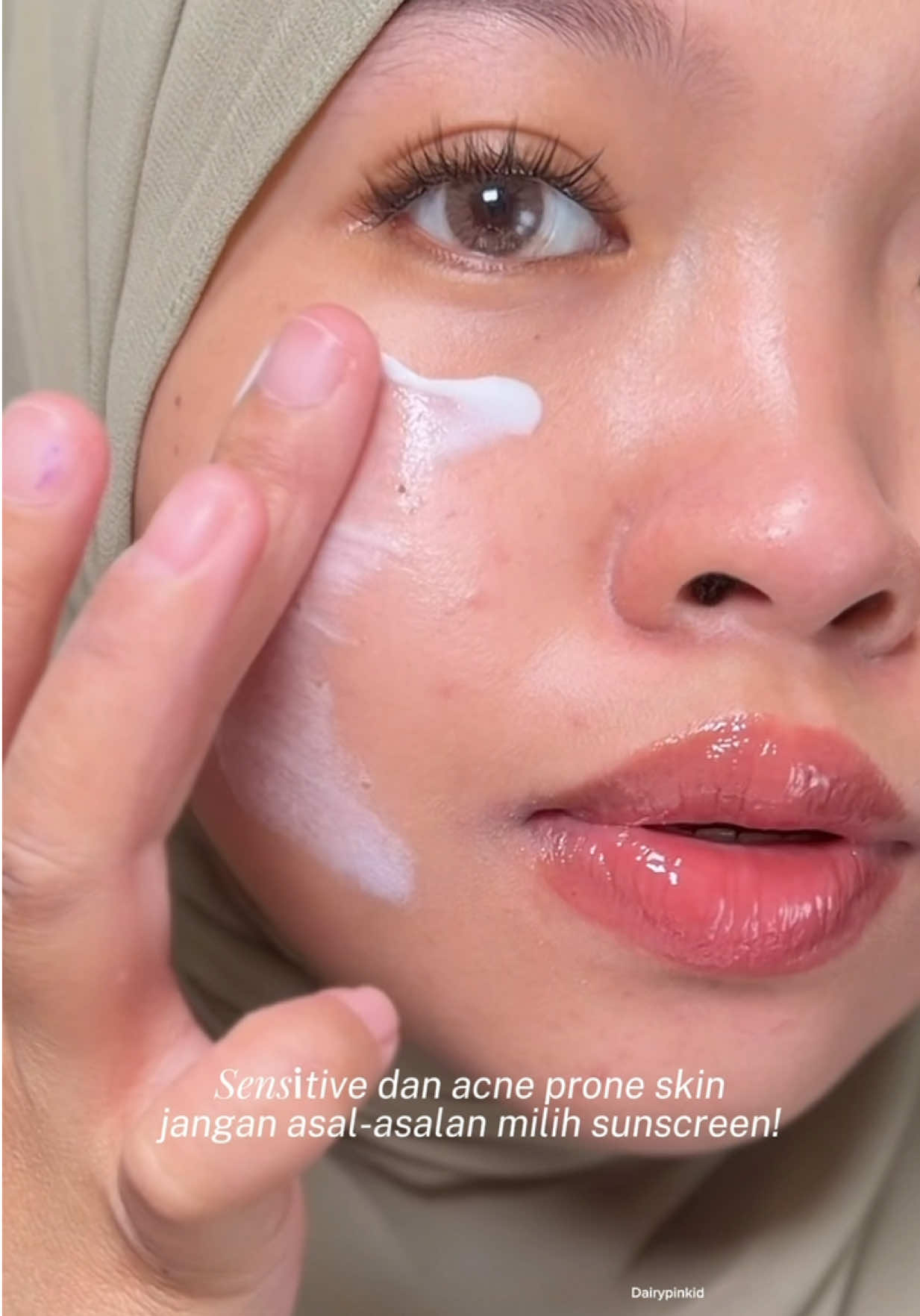 TikTok post by @dairypinkid for Hanasui. Caption reads: [...] kalau salah sunscreen? Makanya pas coba....