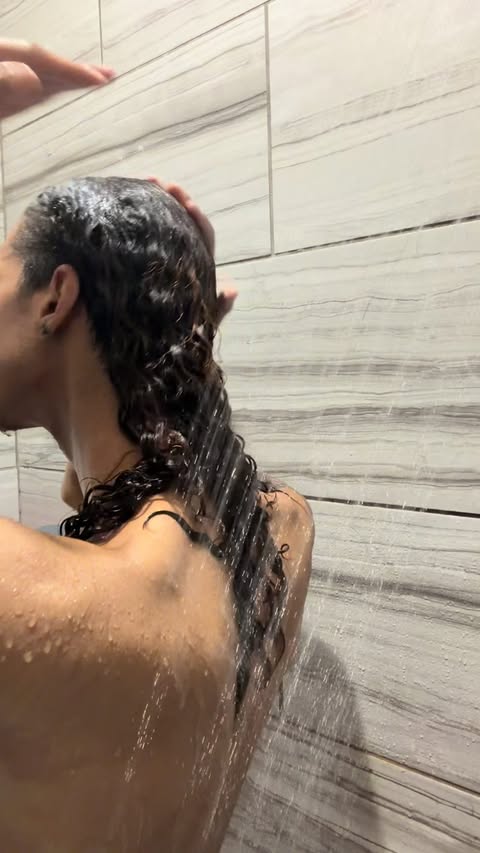 Instagram post by @ktaefrr for Cantu Beauty. Caption reads: what’s a wash day without @cantubeauty Cleansing....