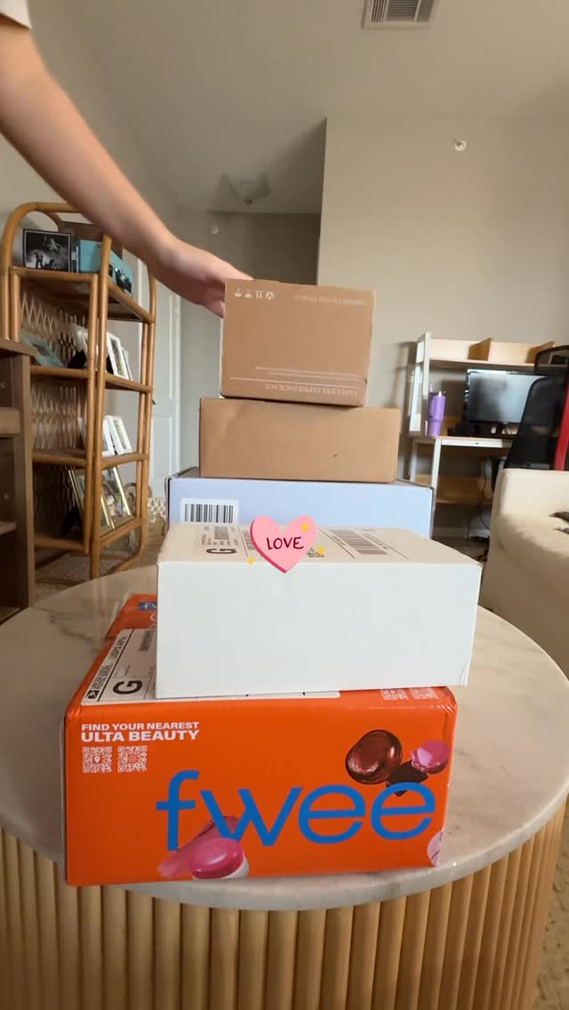 Instagram post by @life.w.mia00 for Sacheu. Caption reads: Unboxing pr with me! 

#pr #prunboxing....