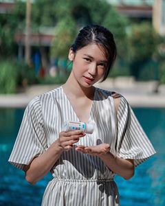 Instagram post by @laurabas for Hada Labo Indonesia. Caption reads: Kalau kalian masih mencari-cari skincare yang....