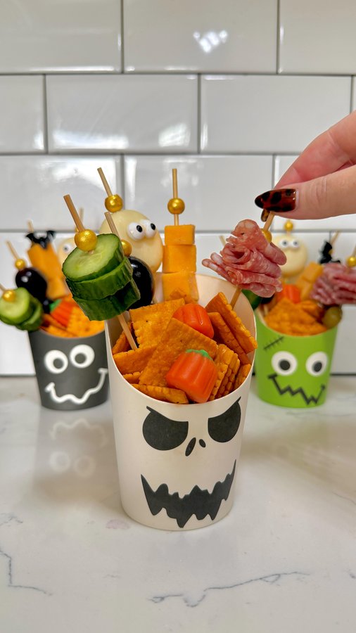 Instagram post by @thechicagogoodlife for Jewel-Osco. Caption reads: These are the perfect Halloween snack @cheezit!....