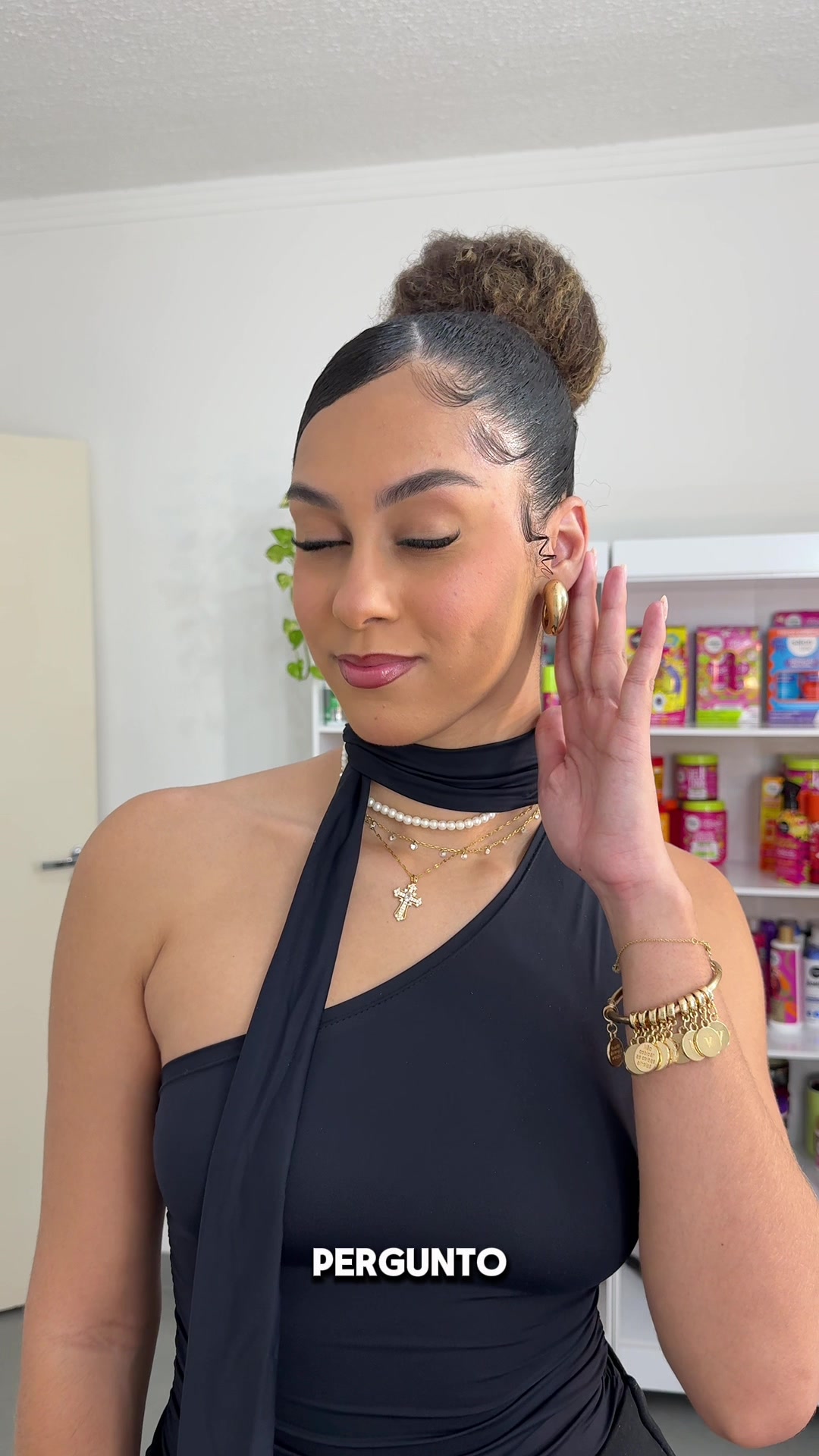 TikTok post by @imdudabarreto for Salon Line. Caption reads: [...]   #onesl #salonlinebrasil #salonline....