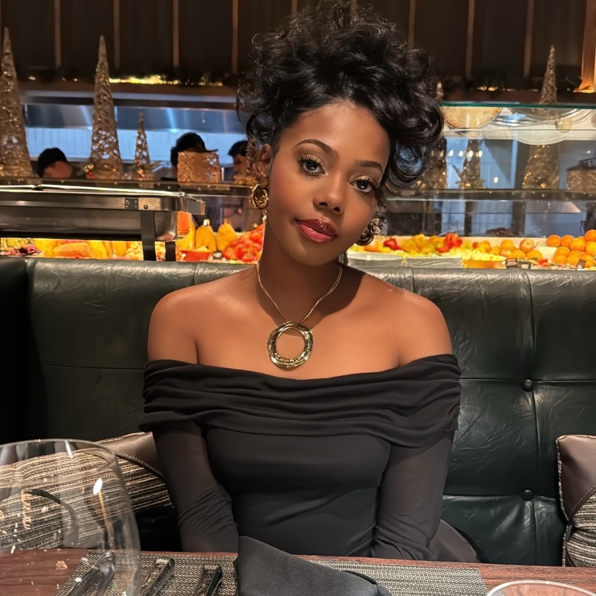 Instagram post by @sirajjahh for Ettika. Caption reads: girl dinner 🍴

necklace: @ettika 💌
use the link....