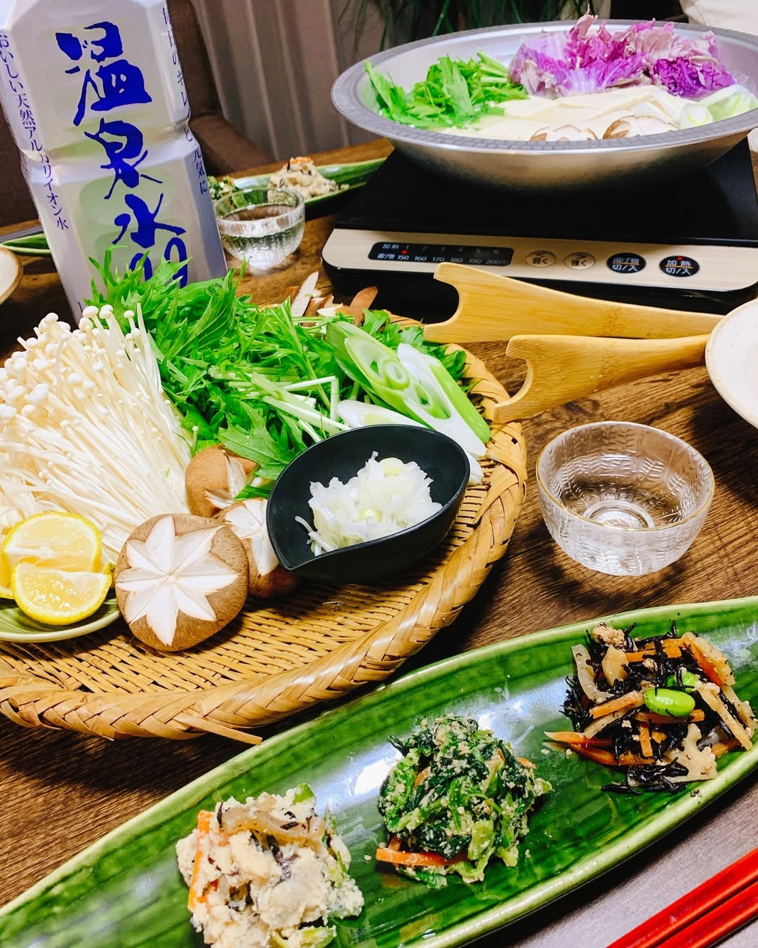 Instagram post by @kouchan_baba for 温泉水99 ミネラルウォーター. Caption reads: 𖥧⌂*おうちごはん

🥢夜ごはん

・温泉湯豆腐♨

お昼を食べ過ぎたので夕食はヘルシーごはんに....