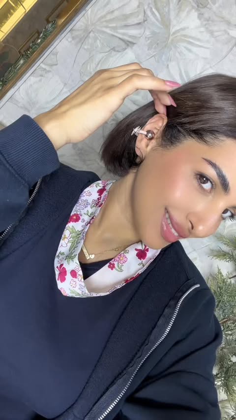Instagram post by @sharofablogz for huawei. Caption reads: Guess the 🎁 😍 . #huaweifreeclip2.