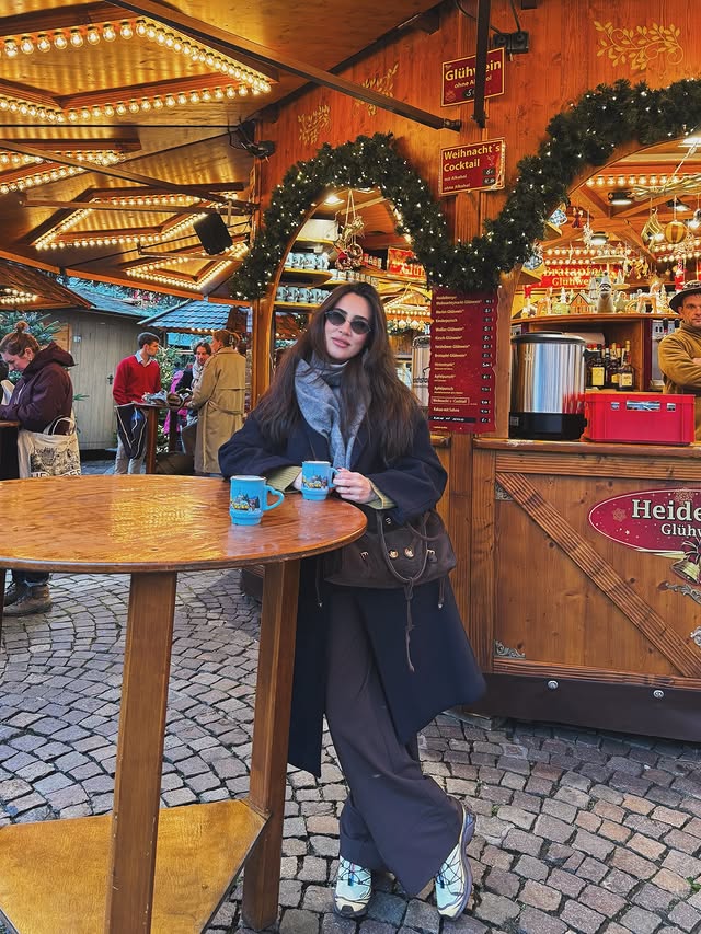 Instagram post by @mervescanatan for Beymen. Caption reads: 🎄🎅🏻❤️ 

#reklam.