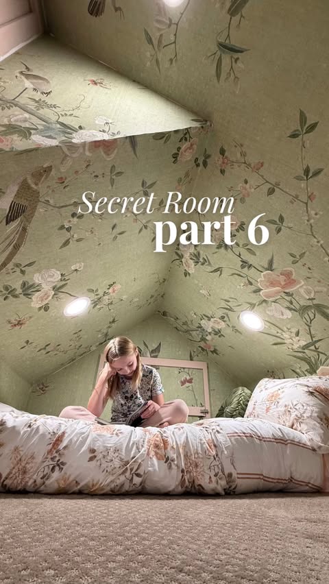 Instagram post by @theaverycottage for Sandberg Wallpaper. Caption reads: Wallpaper details ⤵️

Wallpaper is from....