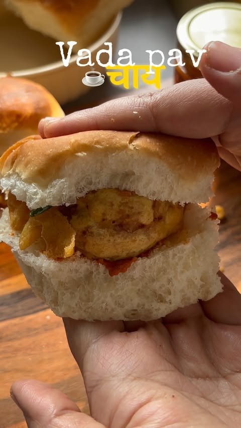 Instagram post by @homemaker_sneha for Kissan. Caption reads: [...] this Vada Pav with a twist 🌶️ Made with....