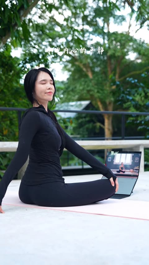 Instagram post by @kaka_emily_ for ASUS. Caption reads: 我只想换个节奏生活 ASUS Zenbook DUO, Seamless Dual Screen &....