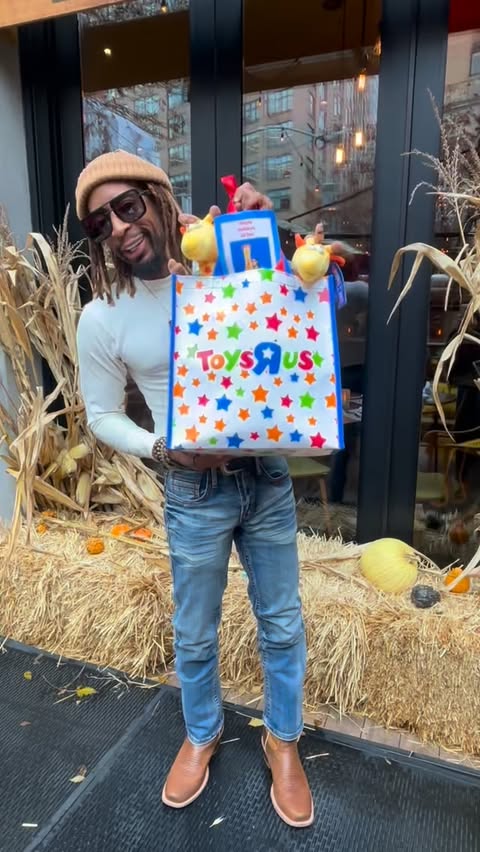 Instagram post by @liljon for Toysrus. Caption reads: [...] off the holiday season in style! 🔥🦒....