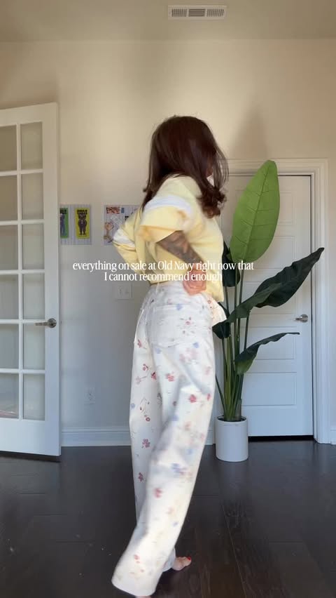 Instagram post by @amyvafa for Old Navy. Caption reads: [...] pieces for spring are all on sale at Old....
