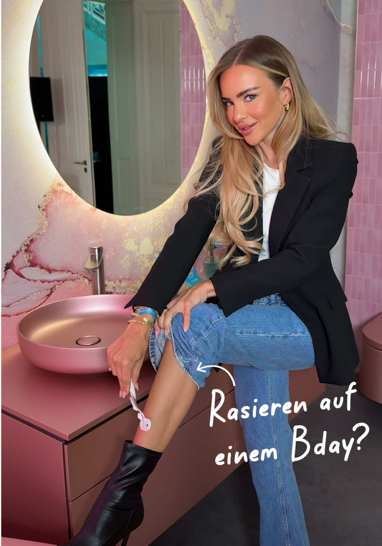 TikTok post by @denisebobe for Gillette Venus. Caption reads: 25 Jahre @Gillette Venus |anzeige| – und ich war....
