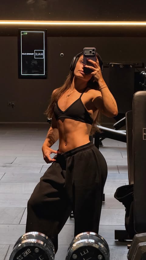 Instagram post by @mialaurengreen for EvolveYou. Caption reads: If I was to go back to the start and build my....