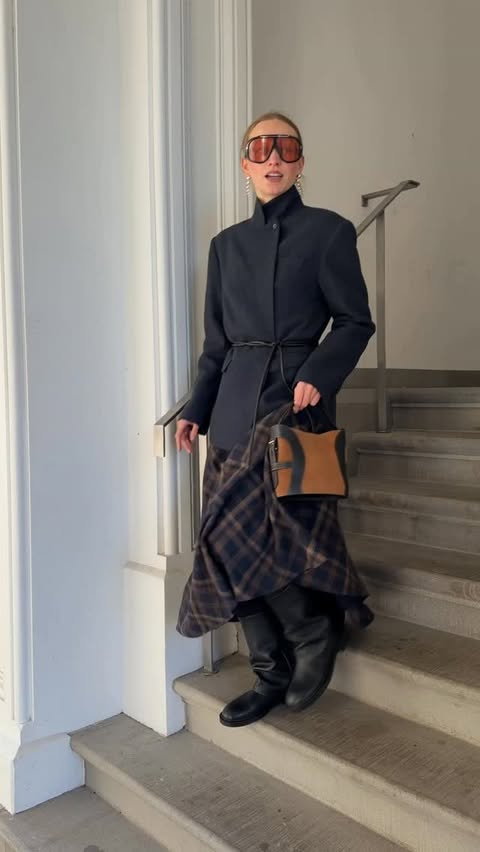 Instagram post by @holylora for Etienne Aigner AG. Caption reads: anzeige styled the @aignermunich deborah bag 4....